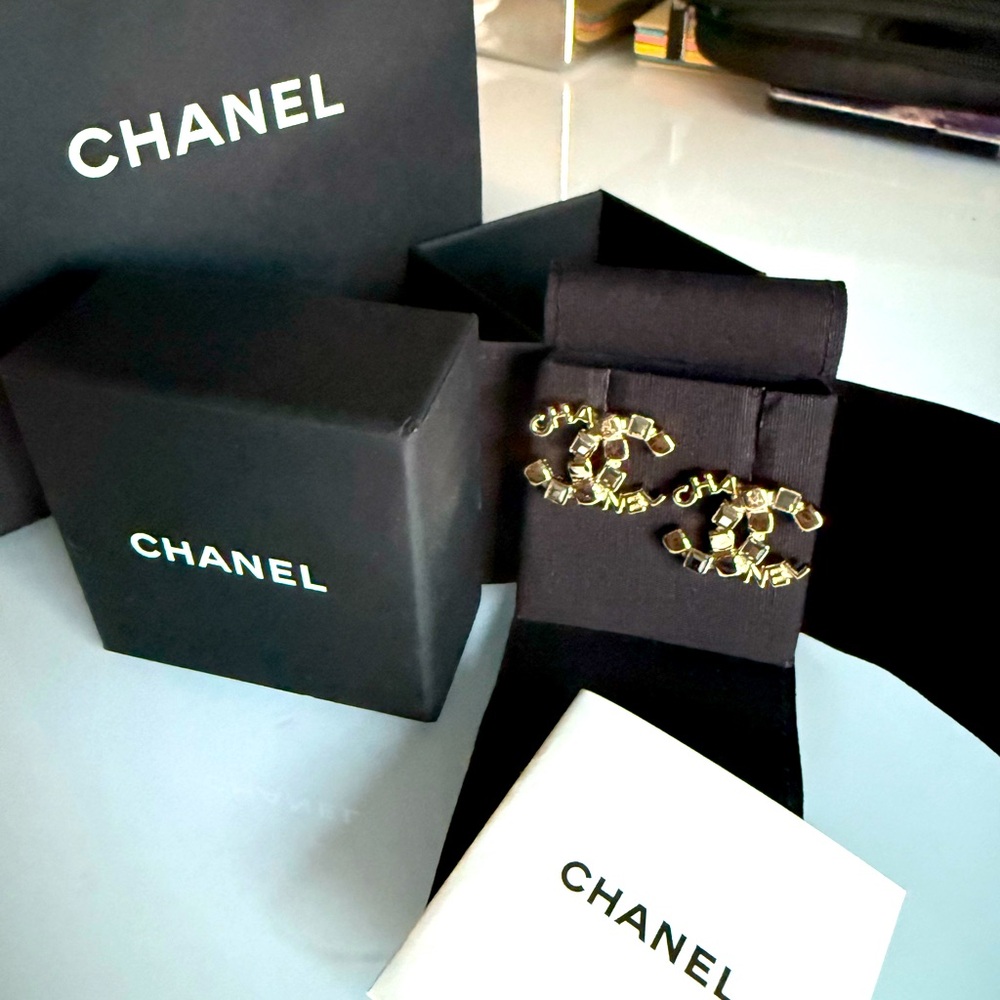 CHANEL 2024 earrings pendant NWT NIB new champagne rhinestone